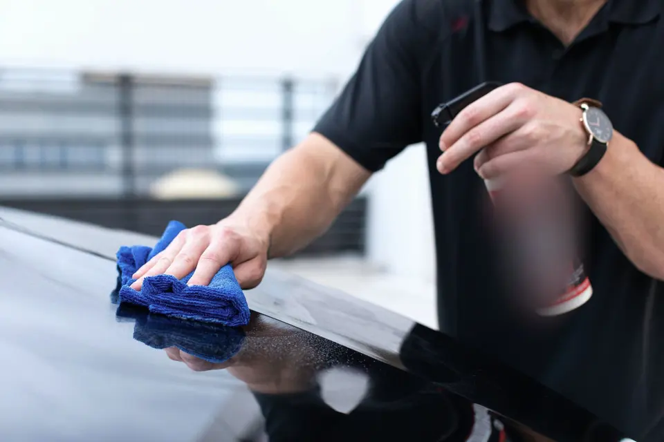 Mikrofiber bezle susuz yıkama solüsyonu uygulanan kaput